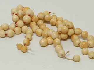 Collar antiguo de cuentas beige