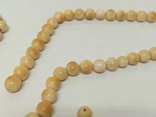 Collar antiguo de cuentas beige