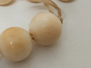 Collar antiguo de cuentas beige