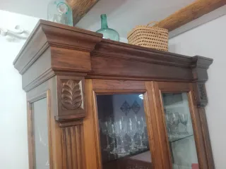 Mueble elegante con vitrina, perfecto para exhibir