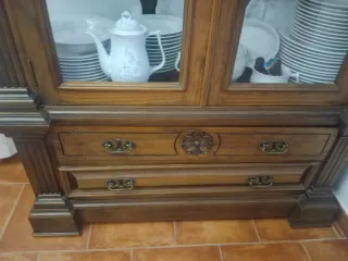 Mueble elegante con vitrina, perfecto para exhibir