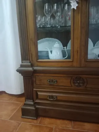 Mueble elegante con vitrina, perfecto para exhibir