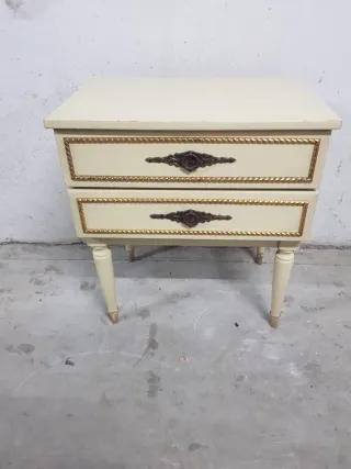 Mesita de noche vintage beige y dorada
