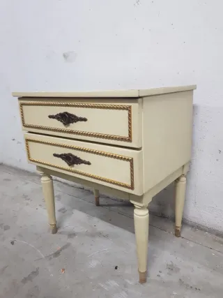 Mesita de noche vintage beige y dorada