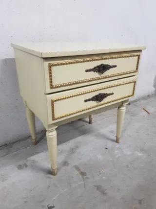Mesita de noche vintage beige y dorada