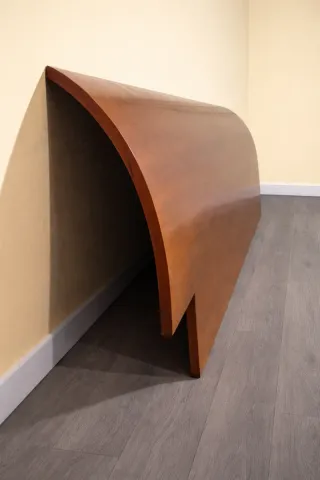 Cabecero de cama de cerezo.