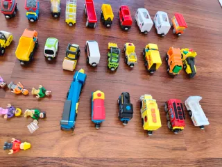 Trenes de madera y figuras