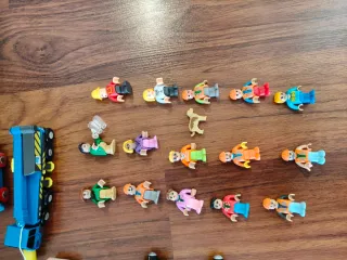 Trenes de madera y figuras