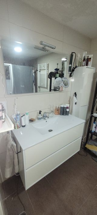 Mueble de baño moderno y espejo de 100 cm.