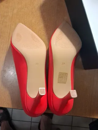 Scarpe tacco 7 cm rosse  a punta nuove mai usate