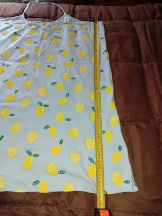 Vestido fresco con estampado de limones