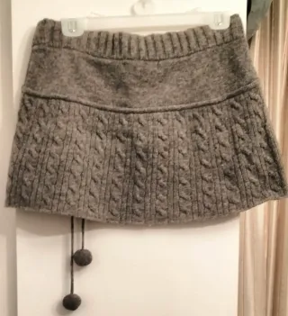 Falda de lana trenzada con pompones