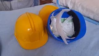 Cascos de obra amarillos y azul