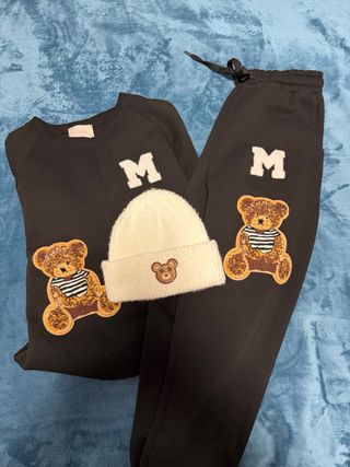 Conjunto chándal oso y M, en regalo un gorro.