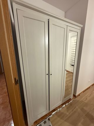 Armario de madera con espejo