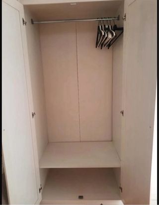 Armario de madera con espejo