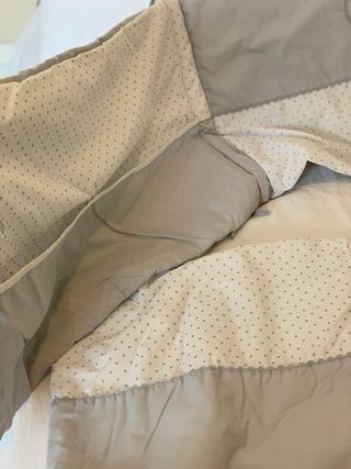 Edredón y chichonera cuna gris