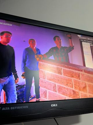 Televisor OKI Full HD 1080 (con DVD) 21" + Soporte