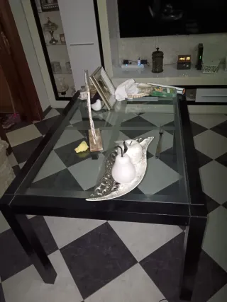 Mesa de comedor negra con tapa de cristal