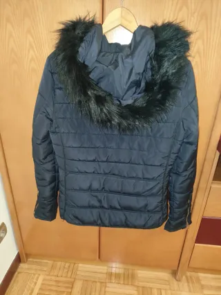 Cazadora acolchada azul marino con capucha