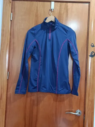 Camiseta térmica azul con costuras rosas