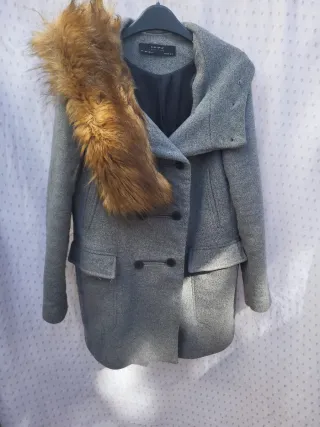 Abrigo Zara gris con cuello de pelo