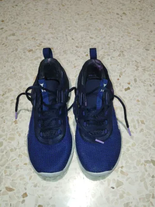 Zapatillas Under Armour Azules y Moradas.