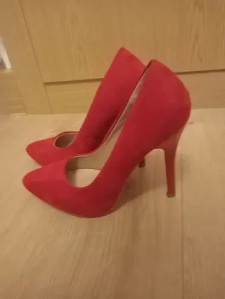 Zapatos de fiesta rojos, de ante y tacón de charol