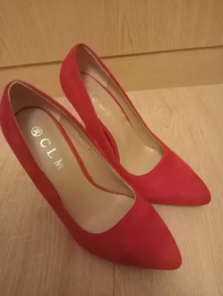 Zapatos de fiesta rojos, de ante y tacón de charol