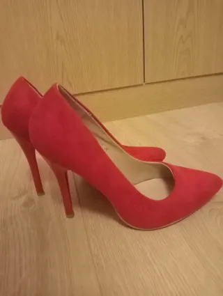 Zapatos de fiesta rojos, de ante y tacón de charol