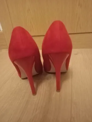 Zapatos de fiesta rojos, de ante y tacón de charol