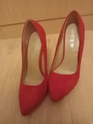 Zapatos de fiesta rojos, de ante y tacón de charol