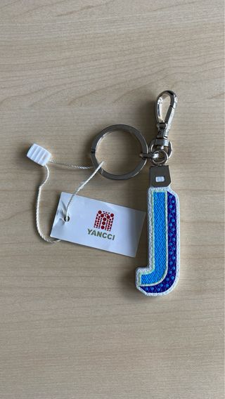 Llavero piel marca Yancci inicial J.¡SIN ESTRENAR!