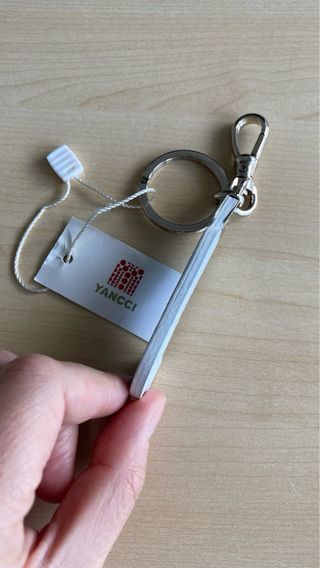 Llavero piel marca Yancci inicial J.¡SIN ESTRENAR!