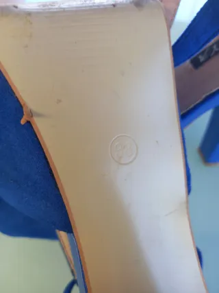 Zapatos de tacón azul de chica