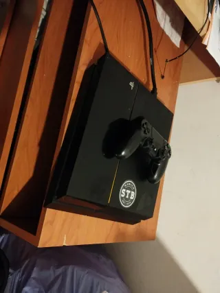 Consola PlayStation 4 Negra, con mando y cargador
