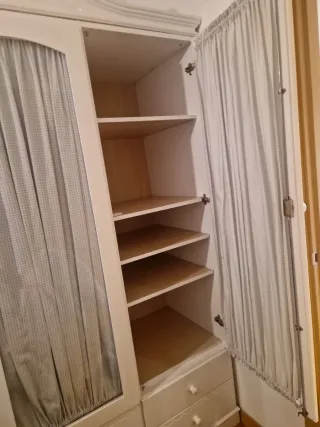 Ropero blanco con ventanas y cajones