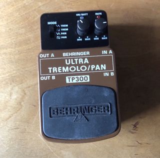 Pedal Behringer TP300 Ultra Tremolo/Pan