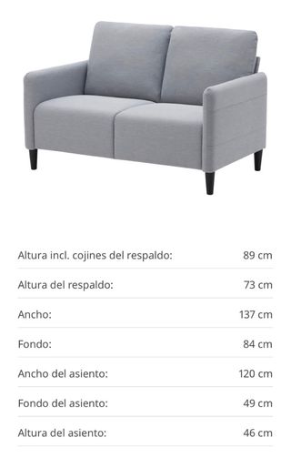 Sofá gris.