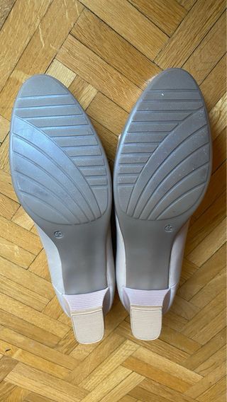 Zapatos tacón color beige, talla 40.¡SIN ESTRENAR!