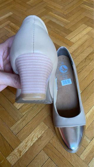 Zapatos tacón color beige, talla 40.¡SIN ESTRENAR!