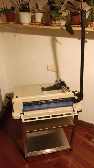 Guillotina profesional con ruedas