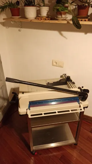 Guillotina profesional con ruedas