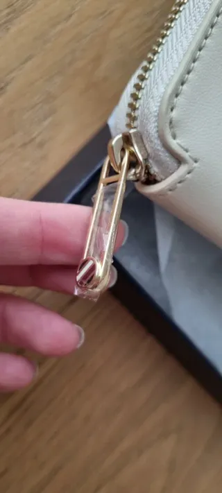 Portafoglio Tommy Hilfiger beige con logo oro