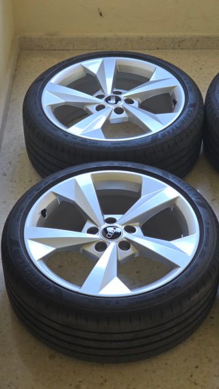 Llantas Audi A3/S3 Originales 18" con neumáticos.