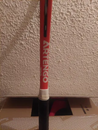 Raqueta de tenis roja y blanca