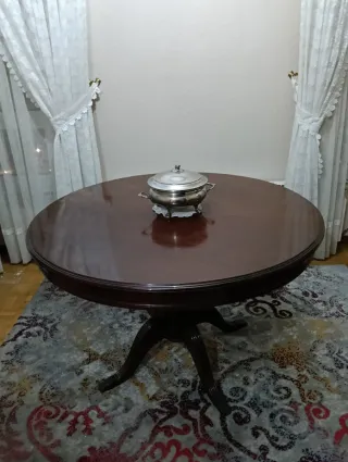 Mesa de comedor redonda de madera