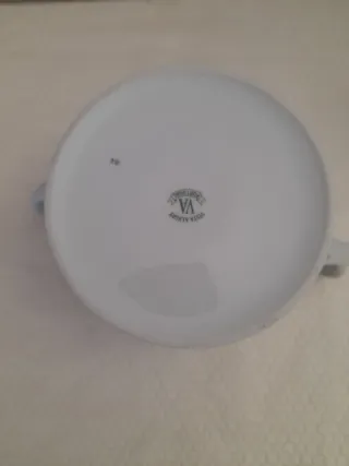 Açucareiro de porcelana com detalhes dourados