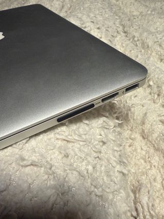 MacBook Pro 13” Retina 2015 + Cargador + Tarjeta
