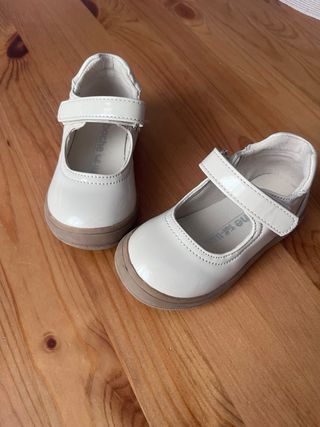 Merceditas charol beige T-21